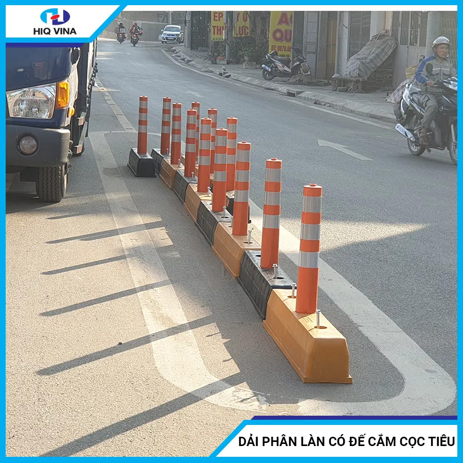 Dải phân làn có đế cắm cọc tiêu